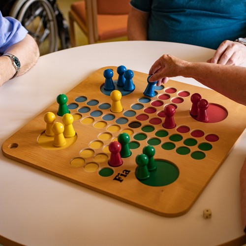 Bewohner beim Brettspiel.