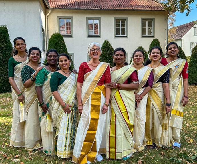 Gruppe von indischen Mitarbeiterinnen in traditionellen Kostümen